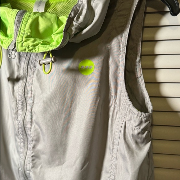 LORNA JANE Active Elevate Grey Vest in Size XS - Picture 2 of 9